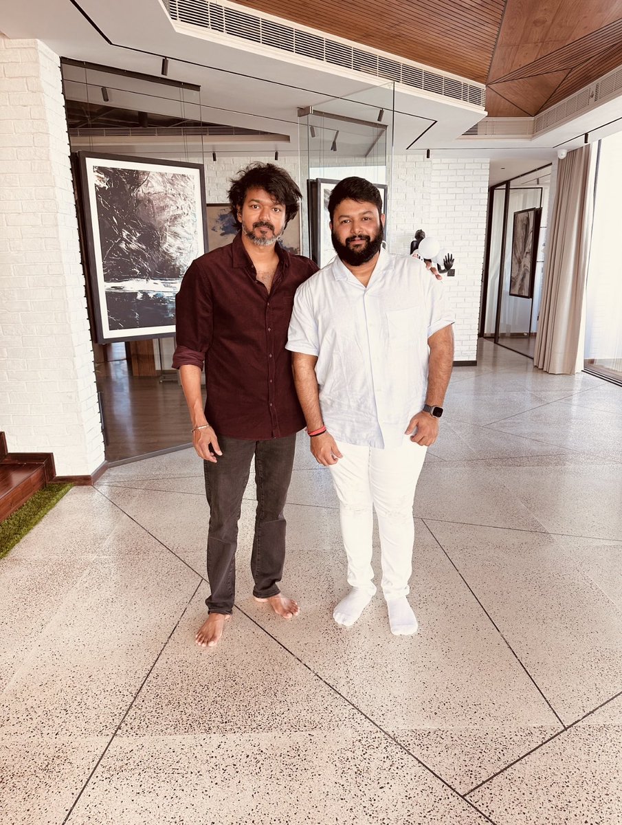 iam_visaal's tweet photo. @MusicThaman with @actorvijay Anna β€οΈππππ
#VarisuFromTomorrow #1DayForVarisu https://t.co/5YPca9morp