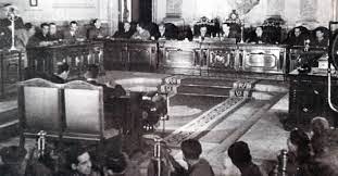 El #10deEnero de 1934, los diputados de las derechas pedían la derogación de la Ley de Jubilación forzosa de jueces y magistrados (8/Septiembre/1932)

Censuraban su incostitucionalidad, Ley que permitía jubilar a funcionarios por su mera desafección al régimen republicano..👇