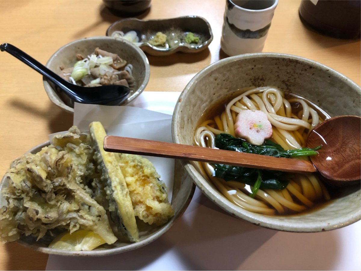 本当は登りたかった榛名湖周辺登山😆✨️
しかしながら残雪や思っていた以上の肌寒さにビビり、難易度が低い同じ榛名山の一座である水沢山に挑戦😜

登山道が凍っていたり急登もありましたが、無事に登りきることが出来ました👍💦
下山後は水沢寺を参拝、そして温かい水沢うどんをいただきました🍜🥢