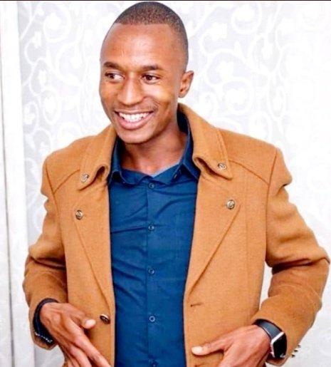 Fewbrix's tweet photo. Whilst Mugwadi is struggling to get a degree in Propaganda at Chitepo Ideology wat wat, our very own Champion and deputy spokes just won a PhD scholarship at the University of Free State SA. 

Congratulations @Cde_Ostallos, you are an inspiration to our generation. keep it up🙏🏽💛 https://t.co/rhLGMza7X9