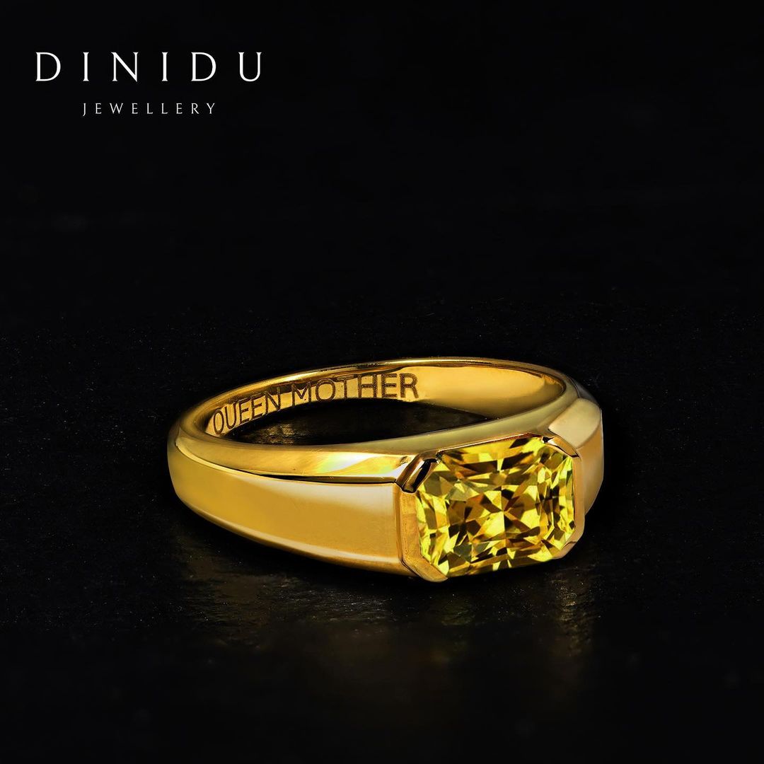 Emanating a resplendent glow as pure as sunshine, the Radiant-cut Yellow Sapphire and Yellow Gold Ring is a heavenly manifestation of light and beauty.

#DreamInDiniduJewellery

#jewellerydesigner #jewelleryartisan #highjewellery #highendjewelery #lka #srilanka #colombo