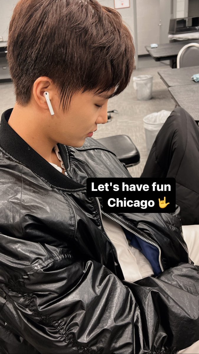 Made a cameo appearance on Yuta's instagram stories before the concert begun. Can anyone guess did I sleep and peacefully rest my eyes or did I listen to the music immensely by closing my eyes?