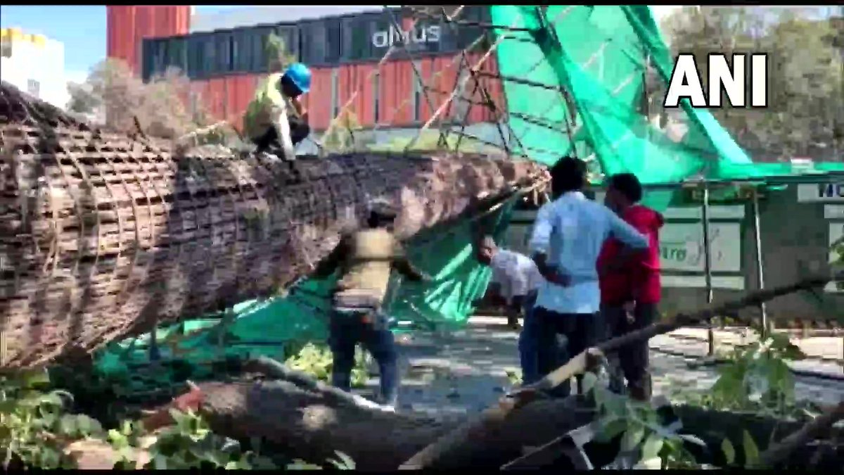 ndtv's tweet photo. 🔴 Woman, daughter crushed to death as Metro pillar, under construction, collapses in Bengaluru https://t.co/DYlbDUxGuQ https://t.co/j9mEn64hF3