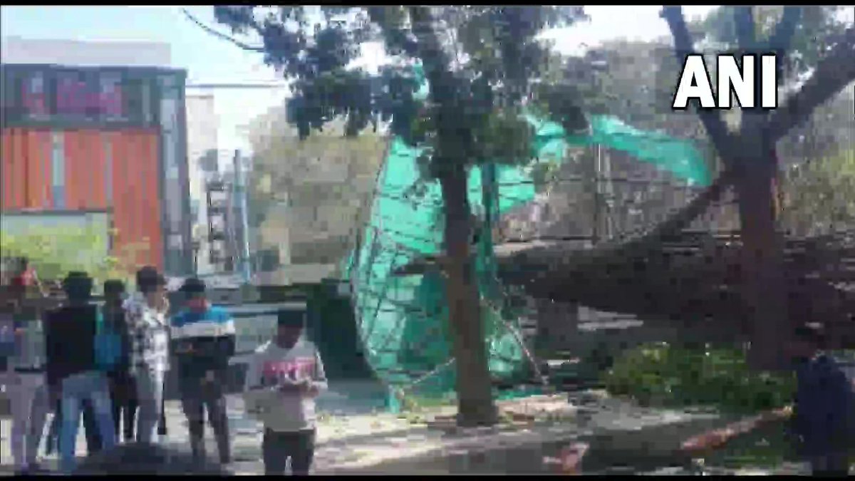 ndtv's tweet photo. 🔴 Woman, daughter crushed to death as Metro pillar, under construction, collapses in Bengaluru https://t.co/DYlbDUxGuQ https://t.co/j9mEn64hF3