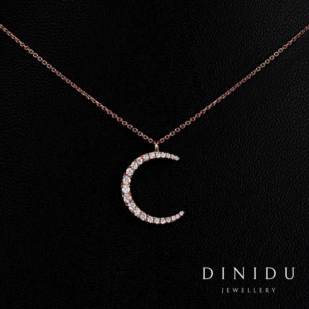 The Round Brilliant Diamonds and Rose Gold Crescent Moon Pendant enraptures your stare with its mesmerising yet simple elegance.

#DreamInDiniduJewellery

 #jewelleryartists #jewellerydesigner #jewelleryartisan #highjewellery #highendjewellery #lka #srilanka #colombo