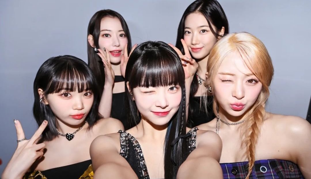 elsserafim's tweet photo. “What is the next step of LE SSERAFIM?”

#KIMCHAEWON: I want to stay strong and be able to act and meet many more FEARNOT when we tour. 

#SAKURA: I'd love to do a world tour and be an artist who tells her own story. 

#HUHYUNJIN: I hope more live shows and maybe a concert? https://t.co/qkYldBdi3P