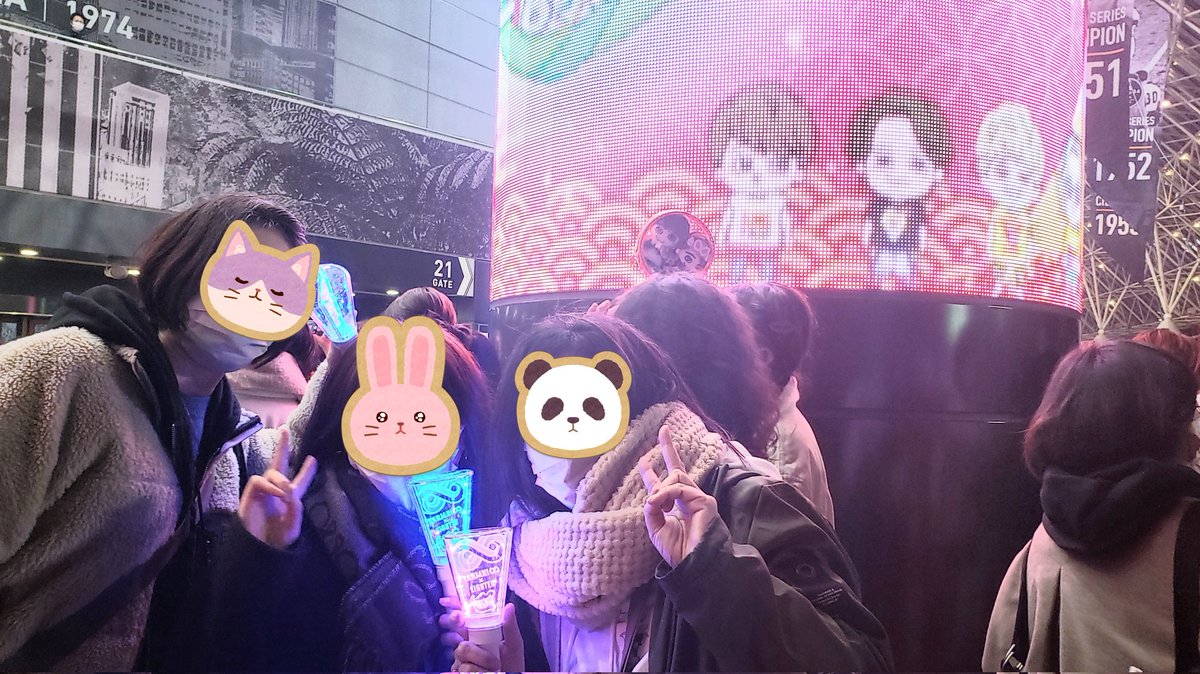 iLYs_sho129_Ni's tweet photo. liveが終わった後で…銀テを分けてくれたeighterさんとパシャリ📱カウコンの銀テは一緒に入ったお友達からお裾分けしてもらったの😊ありがとう❣鳥貴族で少しの時間だけど打ち上げ
お腹いっぱい食べてお別れしたよ😊
また会えるとよいなぁ😊
#eigher
#関ジャニ18祭東京 https://t.co/gP3ukGATgT