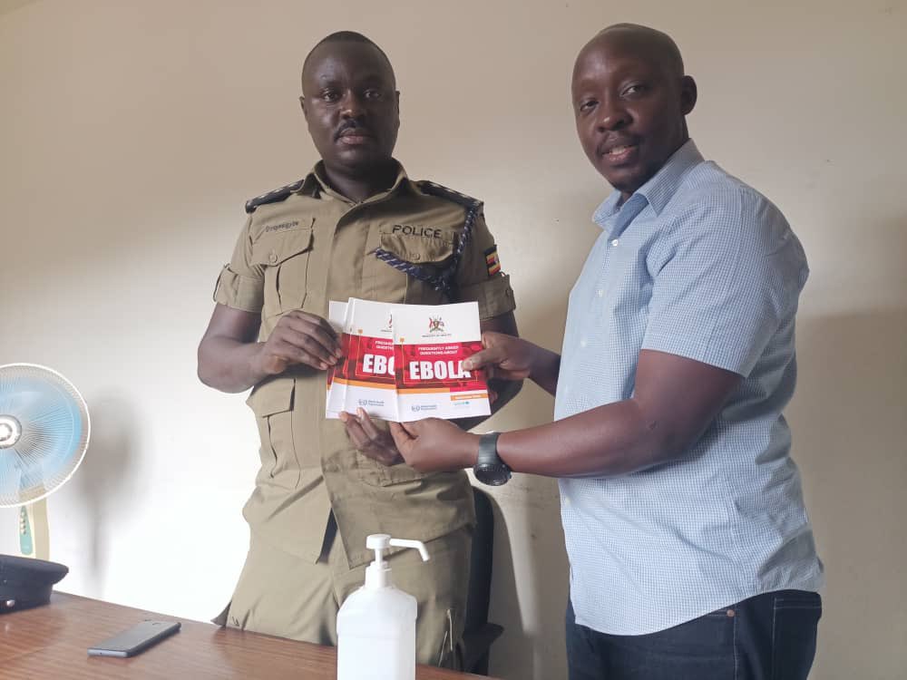 ObulamuUganda's tweet photo. Together, we can beat Ebola.
We can't afford to let our guard down.
Stay vigilant, continue following the preventive measures and report any #ebola suspected cases to the nearest health center immediately or ☎️ 0800100066 or 📥 8500 for FREE.
#TogetherAgainstEbola #ReportCases https://t.co/YHtZ35xA4C