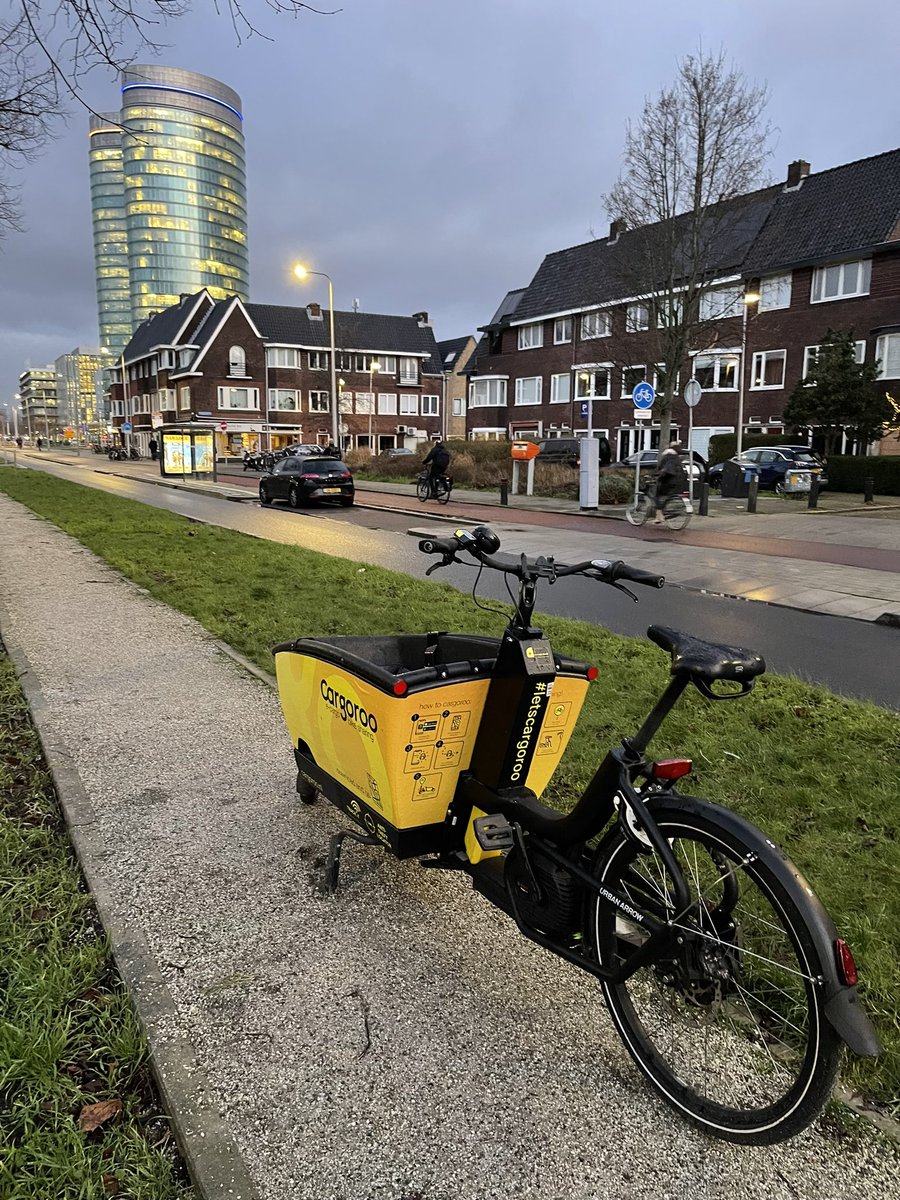bartvankuik's tweet image. Deze prachtige @CargorooBike staat inmiddels enkele dagen ‘geparkeerd’ op de Croeselaan in Utrecht. Niet handig.