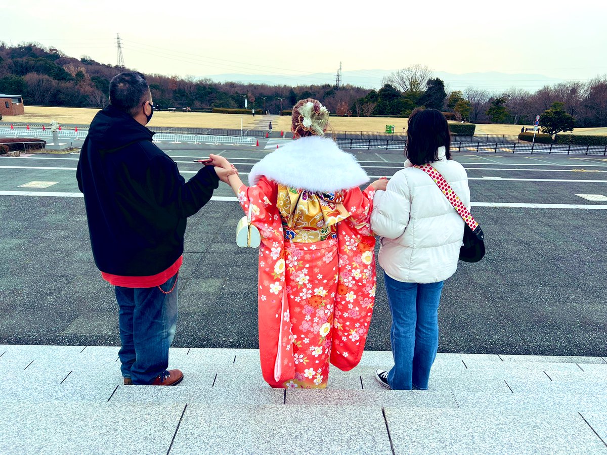 hanasorahappy's tweet photo. 昨日は長女の成人式でした。10-feet大大大好きで、毎年(中止の時は泣いてる😢)「京都大作戦」に行ってる長女。成人式の後、ちょっと日が落ちてきてたんやけど、家族みんなで太陽ヶ丘まで行って、牛若の舞台で撮影してしました♪めっちゃ良い思い出が出来たし楽しかった♪
#成人式
#10feet
#京都大作戦 https://t.co/q938TibZGQ