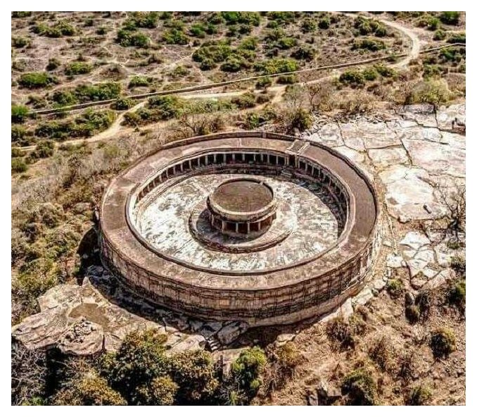 the_conqueror56's tweet photo. The Chausath Yogini temple of Morena. Built in the 11th century by the Kachhapaghata (Kachhawaha) dynasty, the temple has a radius of 170 feet with 64 chambers, each housing a devi.

This temple was presumably constructed for the Yogini Sadhana of the King. https://t.co/dg9mdx6Os1