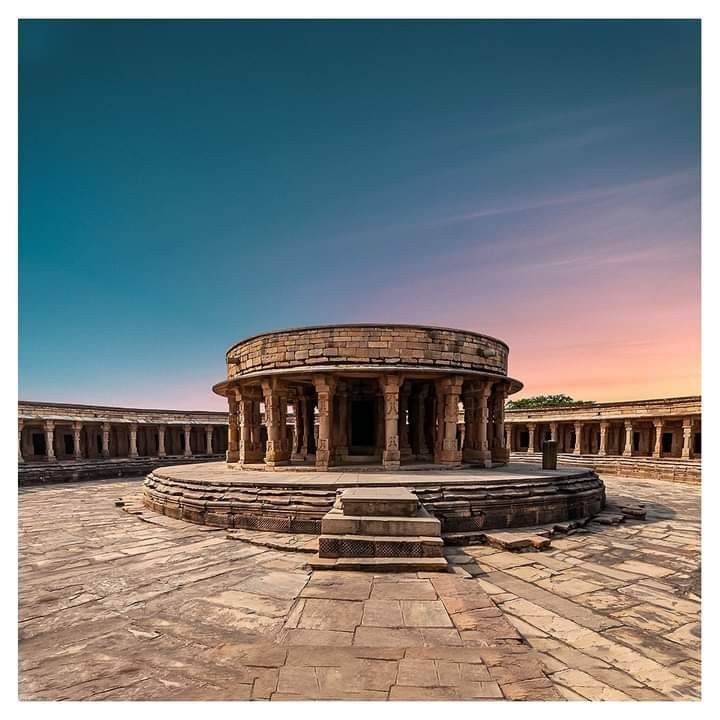 the_conqueror56's tweet photo. The Chausath Yogini temple of Morena. Built in the 11th century by the Kachhapaghata (Kachhawaha) dynasty, the temple has a radius of 170 feet with 64 chambers, each housing a devi.

This temple was presumably constructed for the Yogini Sadhana of the King. https://t.co/dg9mdx6Os1