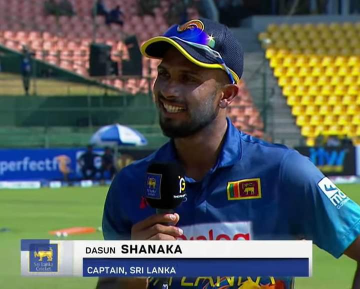 Supun_Tharaka_1's tweet photo. ශ්රි ලංකා නයක දසුන් ශානක
කාසියේ වාසිය දිනා ප්රථමයෙන් පන්දු යැවීමට තීරණය කරනවා..
#1stODI #INDvSl #ST_18 🇮🇳 v 🇱🇰 https://t.co/WS3XGjQGtl