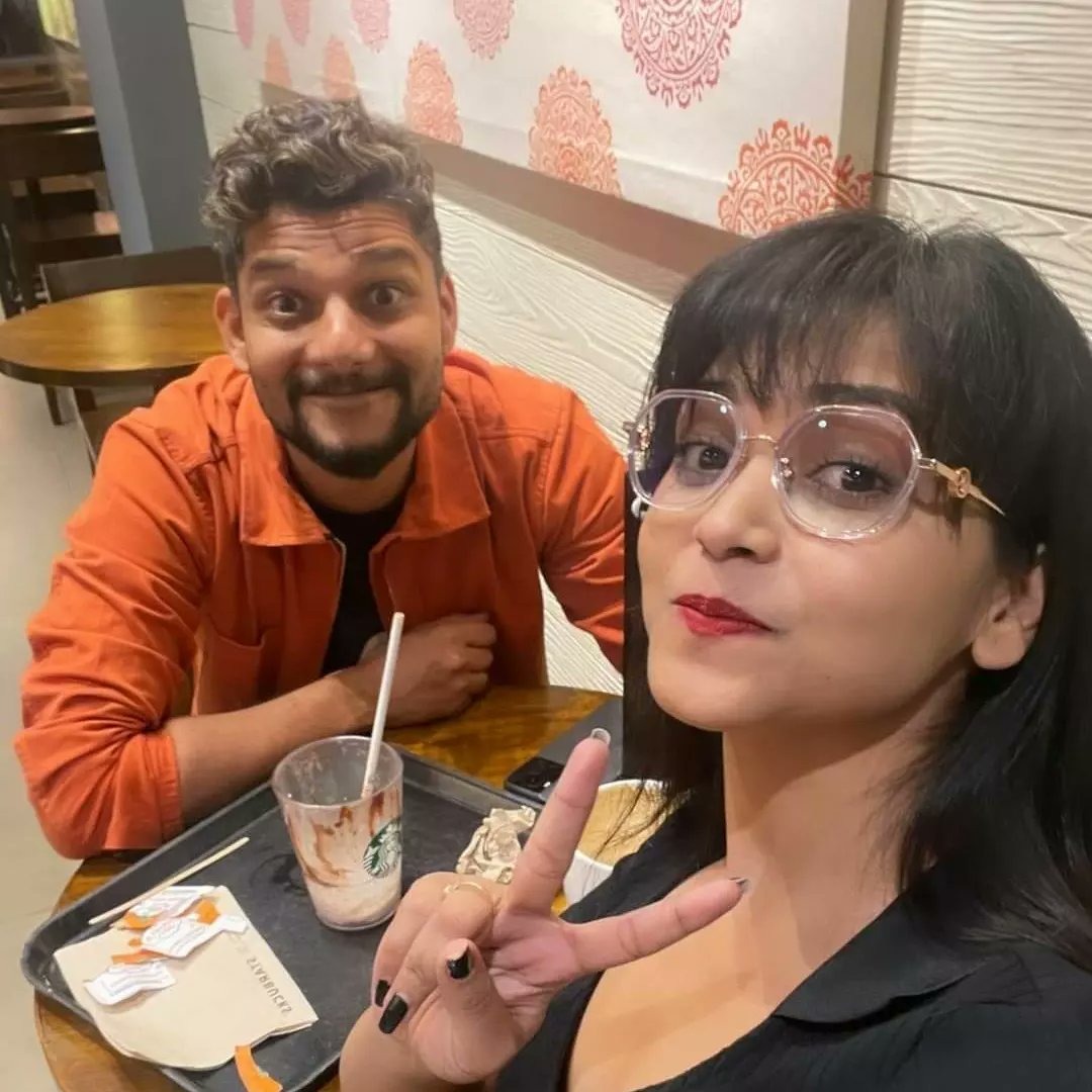 BangaloreTimes1's tweet photo. #RakeshAdiga #AmulyaGowda catch up after their stint in Bigg Boss 

#bbk9 #rakeshadiga #amulyagowda https://t.co/uGK8RYaU2c
