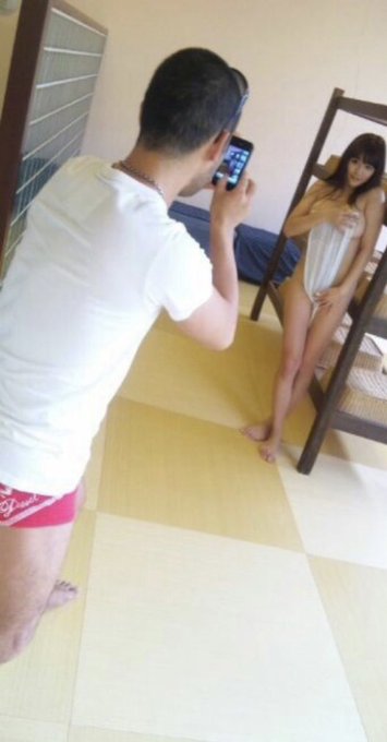 初めて混浴温泉を体験🧖🧖&zwj;♀️  大きいタオルを巻いて入浴できるのかと思いきや&hellip;小さいタオルだけしかダメとのこと💦  温泉が乳白色なので浸かればオッパイは見えないけども&hellip;隣の人が近いと乳首が見えちゃうレベル💦  人が多くて恥ずかしかった&hellip;🥹  12年前の作品【タオル１枚で男湯】思い出しちゃった🫣