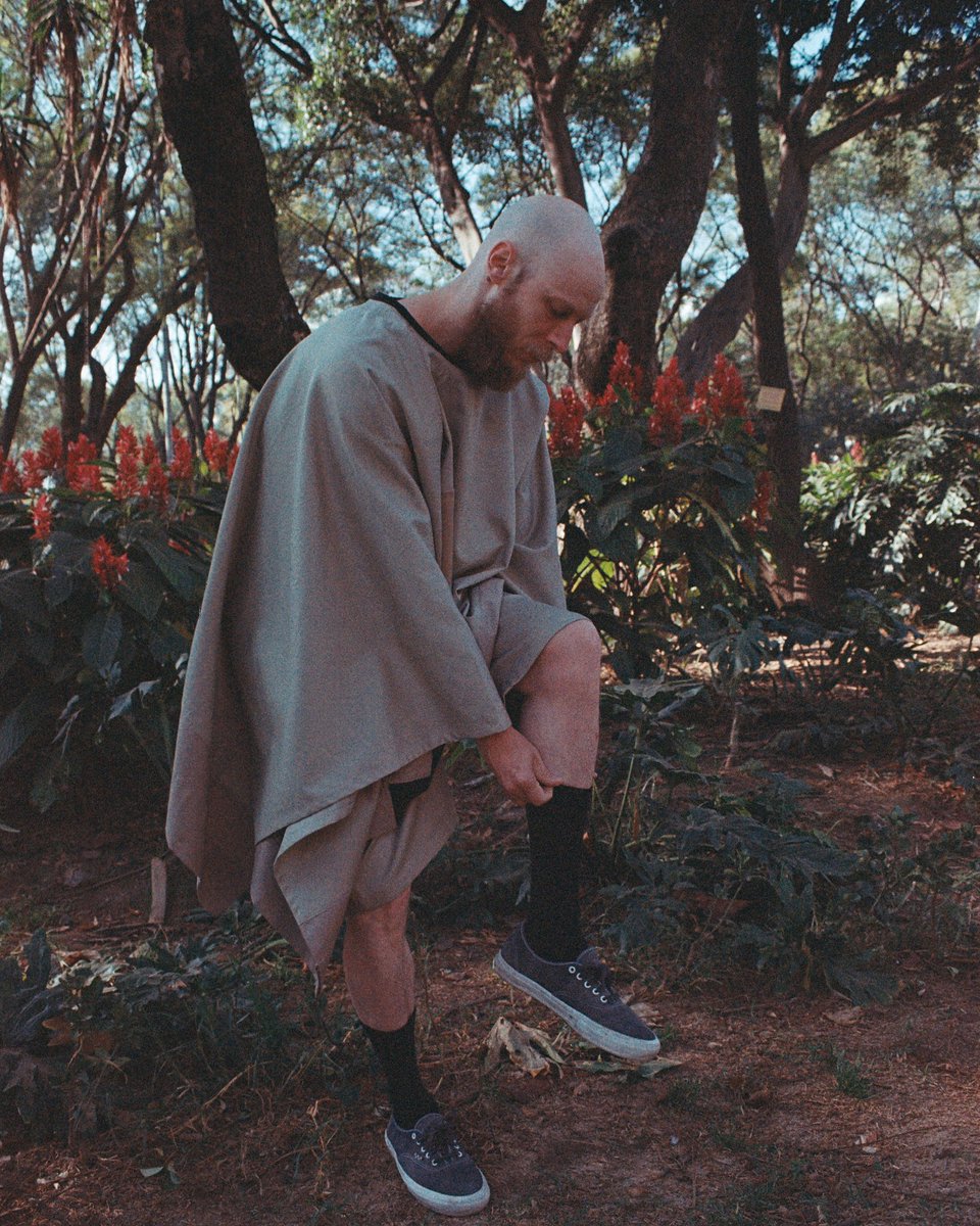 xotohechoenmx's tweet photo. #look10 #fw22 #lookbook #menswear #modahombre #madeinmexico #hechoenméxico 🇲🇽
Alexander Grawoig usa poncho de gabardina de algodón y bermudas a juego.
📸 X @doncharlesmx https://t.co/RNEB2HW87k