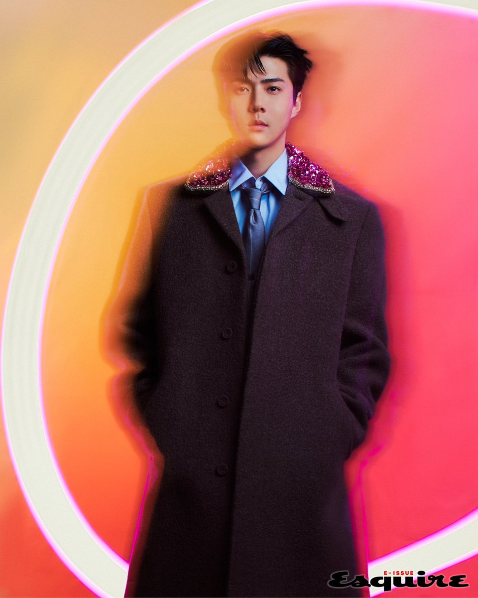 esquirekr's tweet photo. #ESQUIRE_E_ISSUE #제작지원
에스콰이어 E 이슈의 화보 이미지를 공개합니다. 사진을 보고 있자니 디지털로만 활용하기 영 아쉽네요. 책으로 만들고 브로마이드로도 제작해 걸어 놓고 ���은 이미지들을 찬찬히 감상해주세요. 최소한 아이패드 사이즈로요. https://t.co/orjAtKXfhG