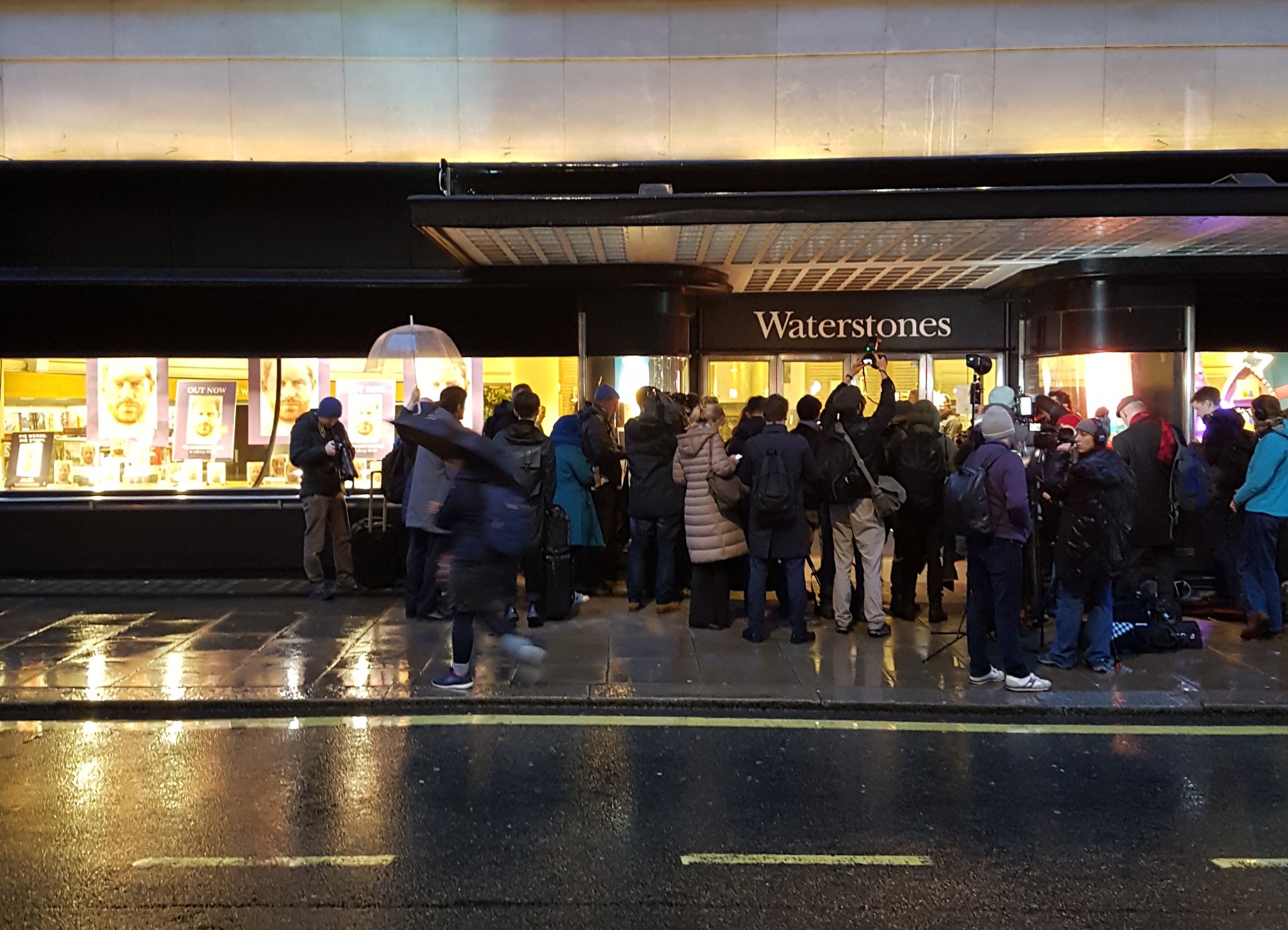 Waterstones Piccadilly, London (WaterstonesPicc) / Twitter