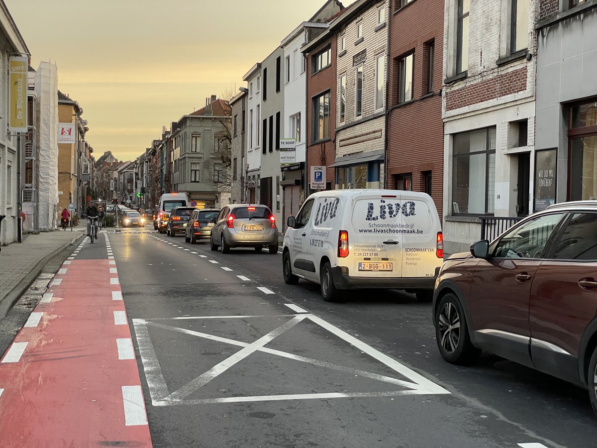 Spamflet's tweet photo. @bertstaes Voorlopig nog rustig op de brug, en fileleed in de omliggende straten aan kant Sint-Amandsberg. Veel verbaasde chauffeurs gezien.. Aan kant Gentbrugge geen extra wagendrukte gemerkt. https://t.co/lHLV17LogX