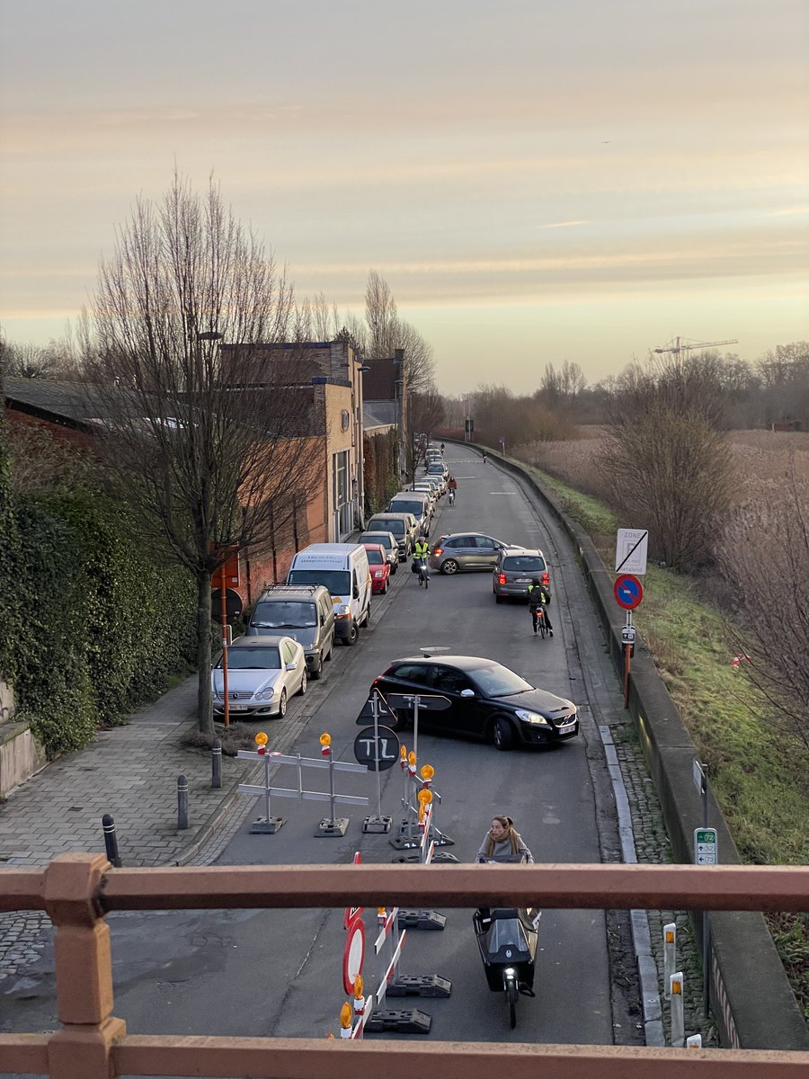 Spamflet's tweet photo. @bertstaes Voorlopig nog rustig op de brug, en fileleed in de omliggende straten aan kant Sint-Amandsberg. Veel verbaasde chauffeurs gezien.. Aan kant Gentbrugge geen extra wagendrukte gemerkt. https://t.co/lHLV17LogX