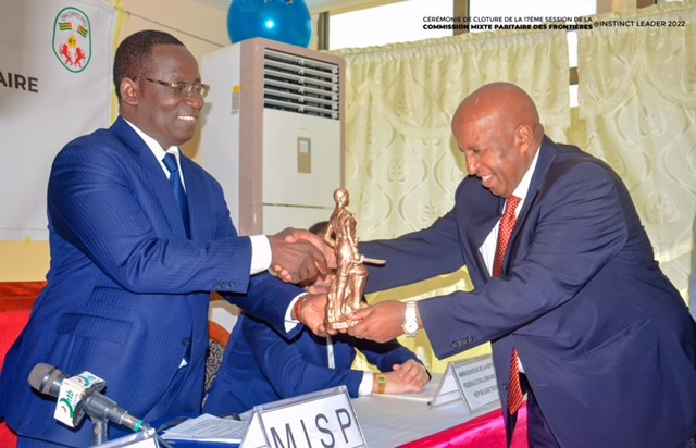 GIZAfricanUnion's tweet photo. A Vote of Thanks from #Benin 🇧🇯

Mr. Esayas Abebe, former Head of GIZ #AUBorderProgramme, receives a “Tableau d’Honneur” from the Benin Minister, Mr. Alassane Seidou, in recognition of his exceptional contribution in the management of #border areas.🕊 

What an honour!👏

#AUBP https://t.co/GyMKXUCptt