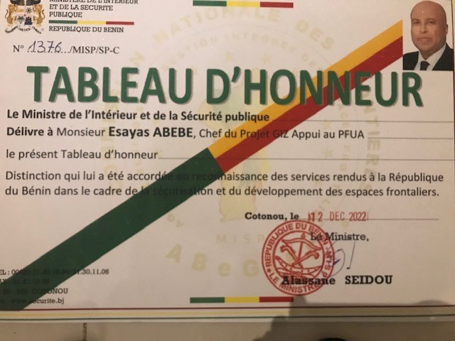 GIZAfricanUnion's tweet photo. A Vote of Thanks from #Benin 🇧🇯

Mr. Esayas Abebe, former Head of GIZ #AUBorderProgramme, receives a “Tableau d’Honneur” from the Benin Minister, Mr. Alassane Seidou, in recognition of his exceptional contribution in the management of #border areas.🕊 

What an honour!👏

#AUBP https://t.co/GyMKXUCptt