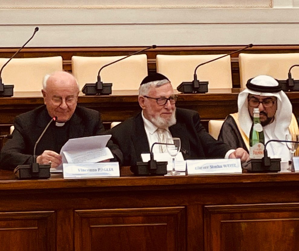 “The presence of the three Abrahamic religions, come to sign the #RomeCall for #AIEthics, is a great manifestation of the peace that solidarity brings”, stated @PagliaAbp today welcoming Chief Rabbi Weisz and Sheikh bin Bayyah @call_rome @PontAcadLife #algorethics #interfaith