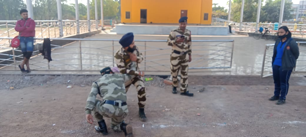 PBSHABD's tweet photo. Self-defense training session for school children of KV school, Durg was conducted by personnel of CISF unit NSPCL Bhilai under the aegis of Azadi Ka Amrit Mahotsav. 

@CISFHQrs https://t.co/sVc4XwotF7