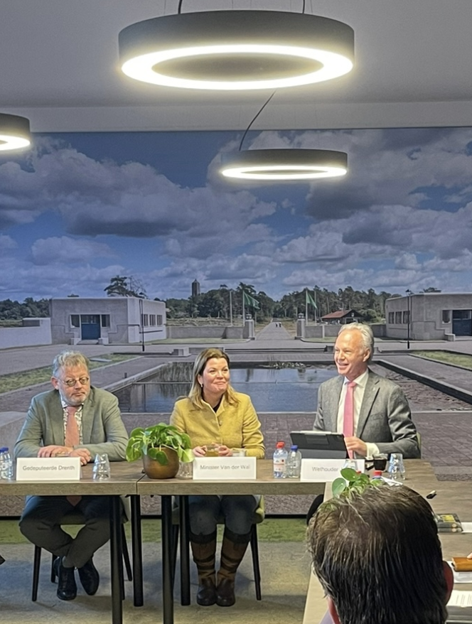 gem_apeldoorn's tweet photo. Maandag kwam @MinisterNenS naar #Apeldoorn om te praten over de toekomst van natuur, landbouw én de leefbaarheid van de mooie #Veluwe. @jeroenjoon: "Belangrijk om dit gesprek sámen te voeren met de mensen in het gebied, het gaat om hún toekomst" Lees meer: https://t.co/8Rfwe3yyZN https://t.co/lIJu2zeNpj