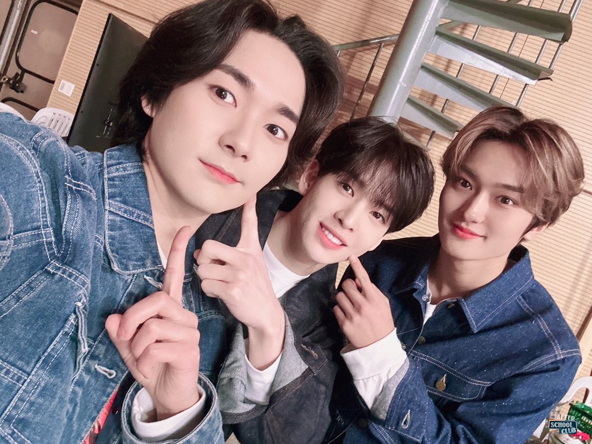 arirang_ASC's tweet photo. [MC]
⠀
와글바글 강아지들의 셀카 타임 📸
⠀
@ 🐶 @CRAVITYstarship https://t.co/1wzwx25Erd