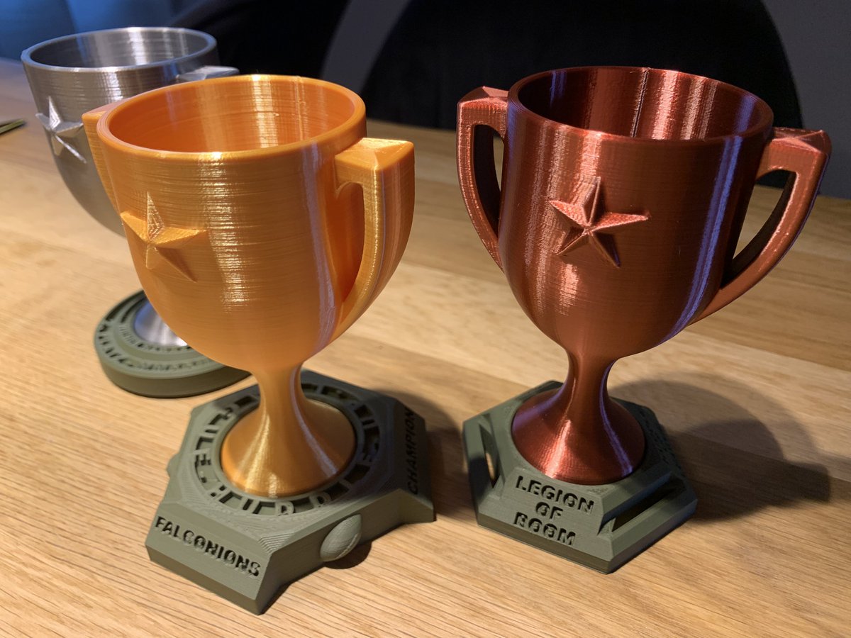 fan_trophy's tweet photo. Die fertigen Drucke für die ersten 3 Plätze der #HuddleUpLeague von @_TheHuddle_! 😊🏈🏆👍

#FantasyFootball #Trophy #NFL #FantasyTrophy #ranNFL #FanFoo https://t.co/MMdo31oPVl