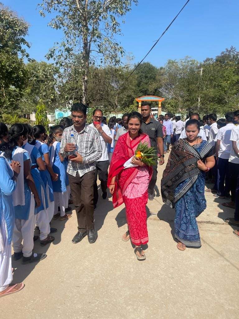 Barsha_bariha's tweet photo. ଆଜି ପଦ୍ମପୁର ନିର୍ବାଚନ ମଣ୍ଡଳୀ ଝାରବନ୍ଧ ବ୍ଲକର ଲଉଡ଼ିଦରହା ପଂଚାୟତରେ ଭବ୍ୟ ସ୍ୱାଗତ ସମାରୋହରେ ଯୋଗଦାନ କଲି  l
@CMO_Odisha https://t.co/TRavbt8JYP