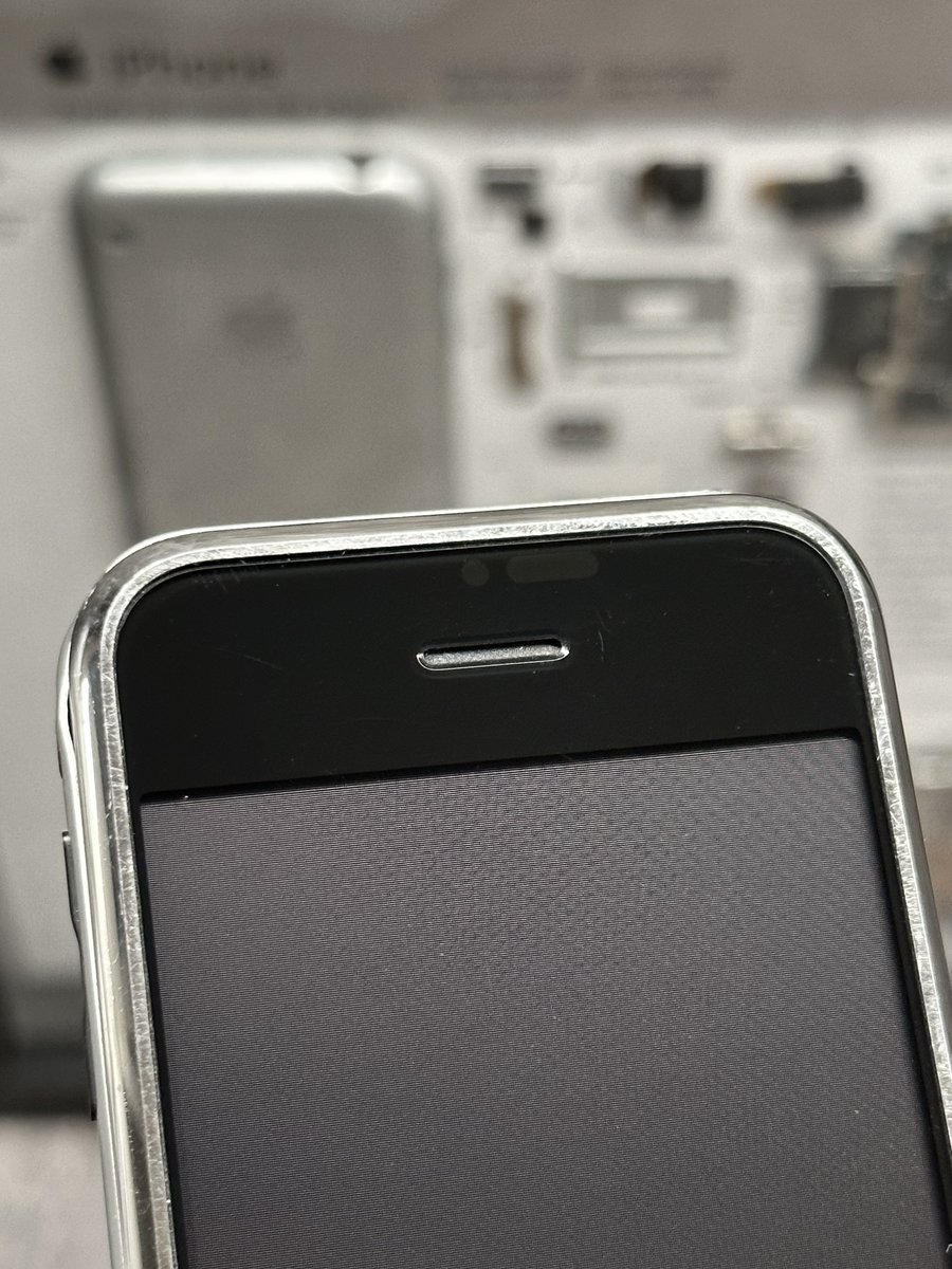 BenGeskin's tweet photo. iPhone 14 Pro Dynamic Island cutout was already in the very first iPhone 👀 https://t.co/dxjTnu4oNt