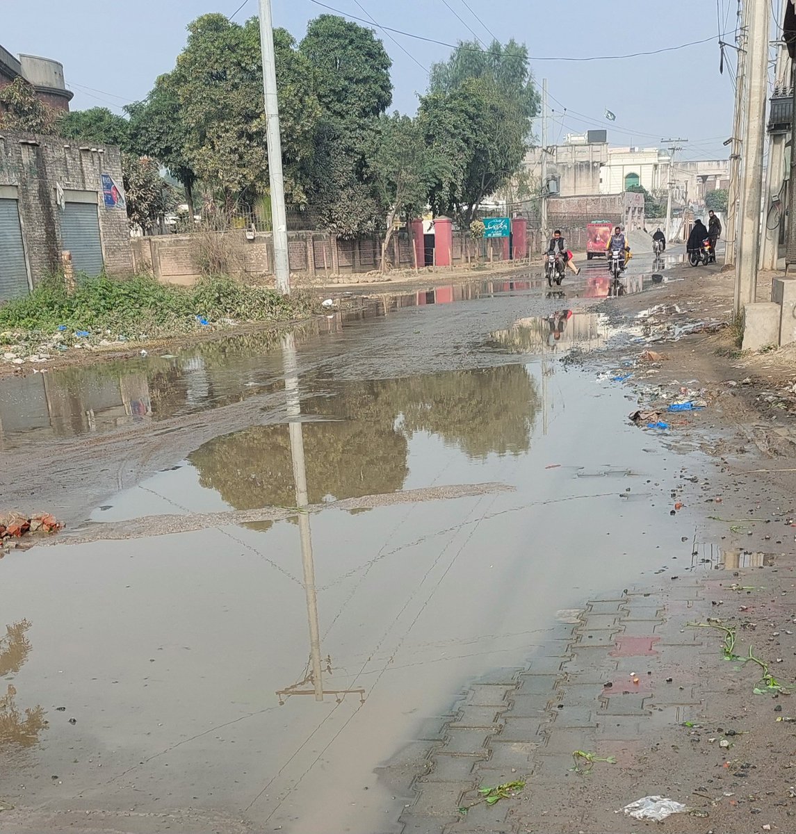 Libra81090's tweet photo. Respected concerned,
This is outside of Govt. Graduate College Aroop, Gujranwala. The overflown sewage creates a lot of problems for teachers as well as students. Besides, it also causes a greater hazard of diseases.
#CS_Punjab
#CommissionerGu3
#DCGRW https://t.co/Ukc3fzxxjZ