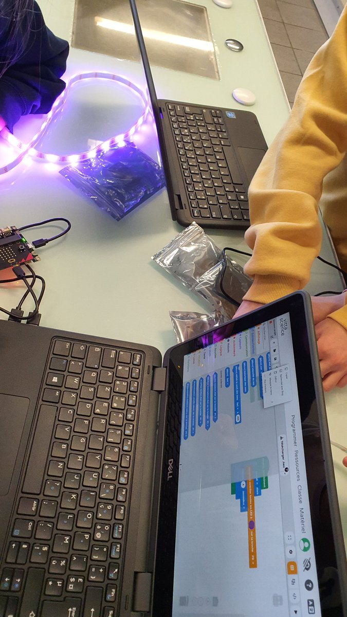 Geoche05's tweet image. Les 6e1 du #CollegeVauban s&apos;activent sur leurs défis #YesWeCode. #Cégénial