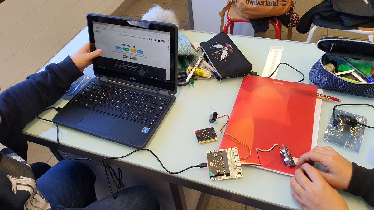 Geoche05's tweet image. Les 6e1 du #CollegeVauban s&apos;activent sur leurs défis #YesWeCode. #Cégénial