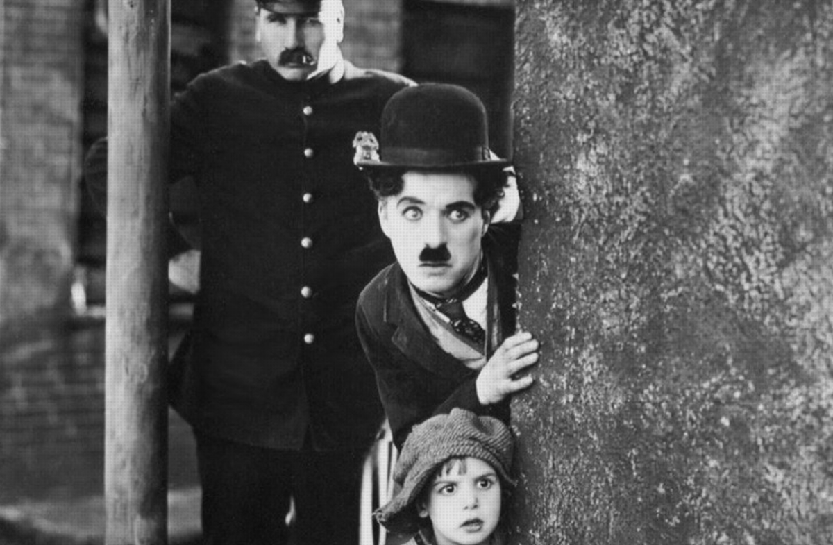 Movieart3's tweet photo. Loose suspenders, a highly recognizable moustache, matching cane and top hat are Chaplin's orthographic marks, and Chaplin's lively and amusing mime performances in movies are even more classic, and they still deeply influence many directors ,actor. https://t.co/QZxmYtu7hV