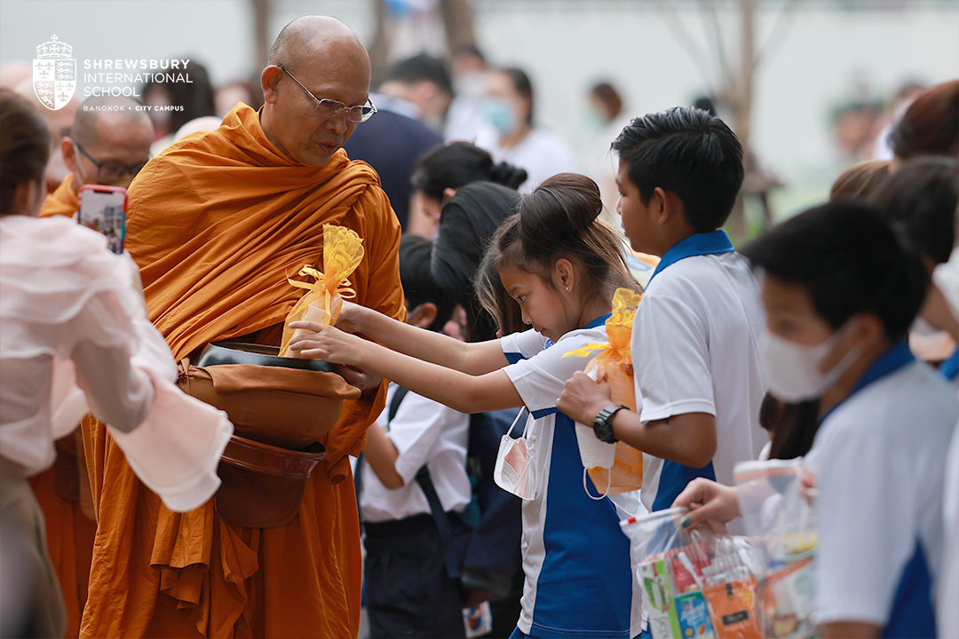 SHBcitycampus's tweet photo. Welcome back to Term 2! We started our first day back at school with merit-making to the monks for a prosperous new year. It's going to be another fantastic term, City Campus!

#ShrewsburyCityCampus #HPNY2023 #MeritMaking #Term2 #BackToSchool https://t.co/rKfPq1LVXa