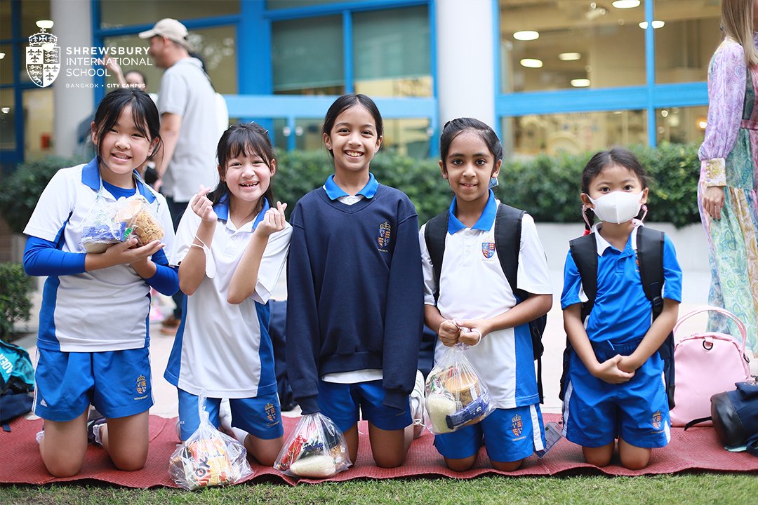 SHBcitycampus's tweet photo. Welcome back to Term 2! We started our first day back at school with merit-making to the monks for a prosperous new year. It's going to be another fantastic term, City Campus!

#ShrewsburyCityCampus #HPNY2023 #MeritMaking #Term2 #BackToSchool https://t.co/rKfPq1LVXa