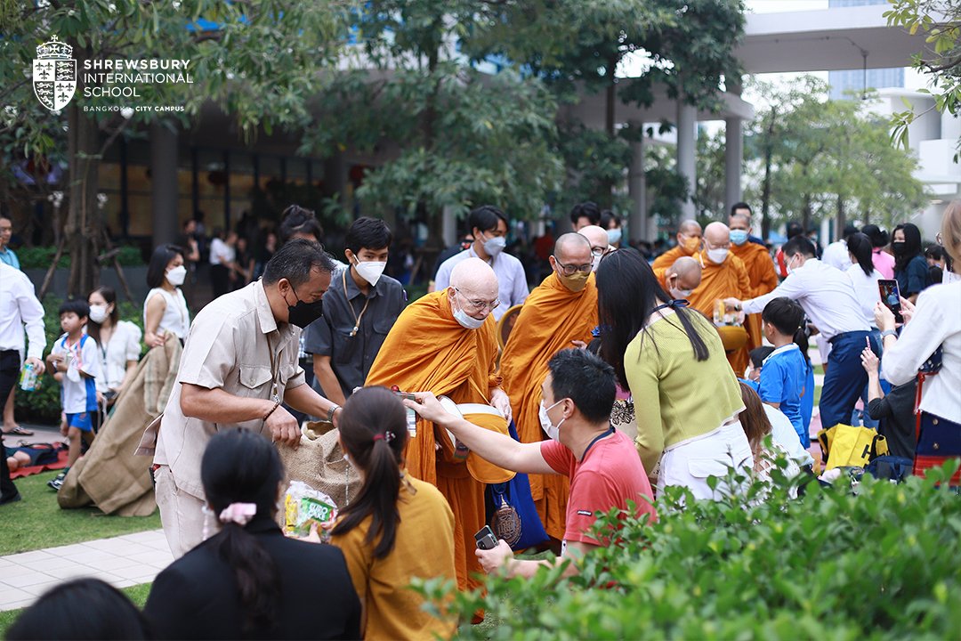 SHBcitycampus's tweet photo. Welcome back to Term 2! We started our first day back at school with merit-making to the monks for a prosperous new year. It's going to be another fantastic term, City Campus!

#ShrewsburyCityCampus #HPNY2023 #MeritMaking #Term2 #BackToSchool https://t.co/rKfPq1LVXa