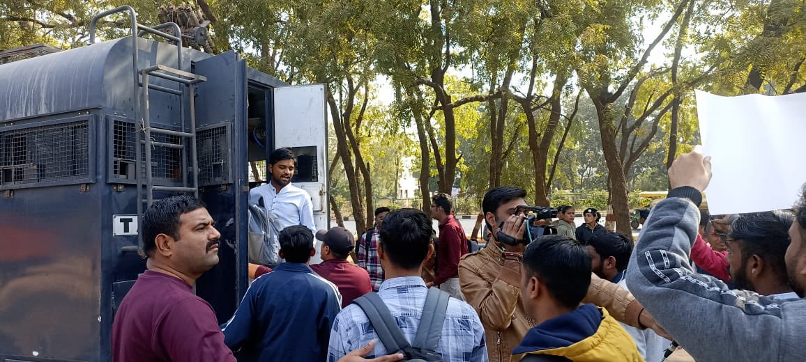 #LRD અને અન્ય ભરતી માં કોમન ઉમેદવારો ના નિરાકરણ માટે આજ રોજ ગાંધીનગર ખાતે શાંતિ પૂર્ણ ધરણા હતા જેમાં વિદ્યાર્થી નેતા <a href="/rohitkumarmali/">Rohit mali🇮🇳</a> અને અન્ય ઉમેદવારો ની અટકાયત કરવામાં આવેલ છે.
જલ્દીથી તેમને મુક્ત કરવામાં આવે
<a href="/sandeshnews/">Sandesh</a> <a href="/GujaratFirst/">Gujarat First</a> 
<a href="/GSTV/">GSTV</a> <a href="/Amitmansabjp/">Amit Chaudhary</a>