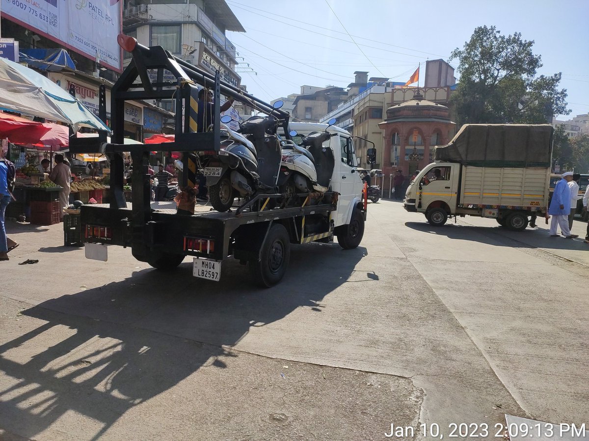 Ambernath_ACF's tweet photo. @DGPMaharashtra @ThaneCityPolice @AmbarnathMunic1 @ThaneCollector 
Complaint agn #AmbernathTraffc &amp; #TowingContractor 4forcibly lifting 2wheelers frm parking lot adjacent 2railway station. No announcement &amp; chalk marking was noted.Towing van parked blocking Road violating MVA ACT https://t.co/jnurPUTPvK