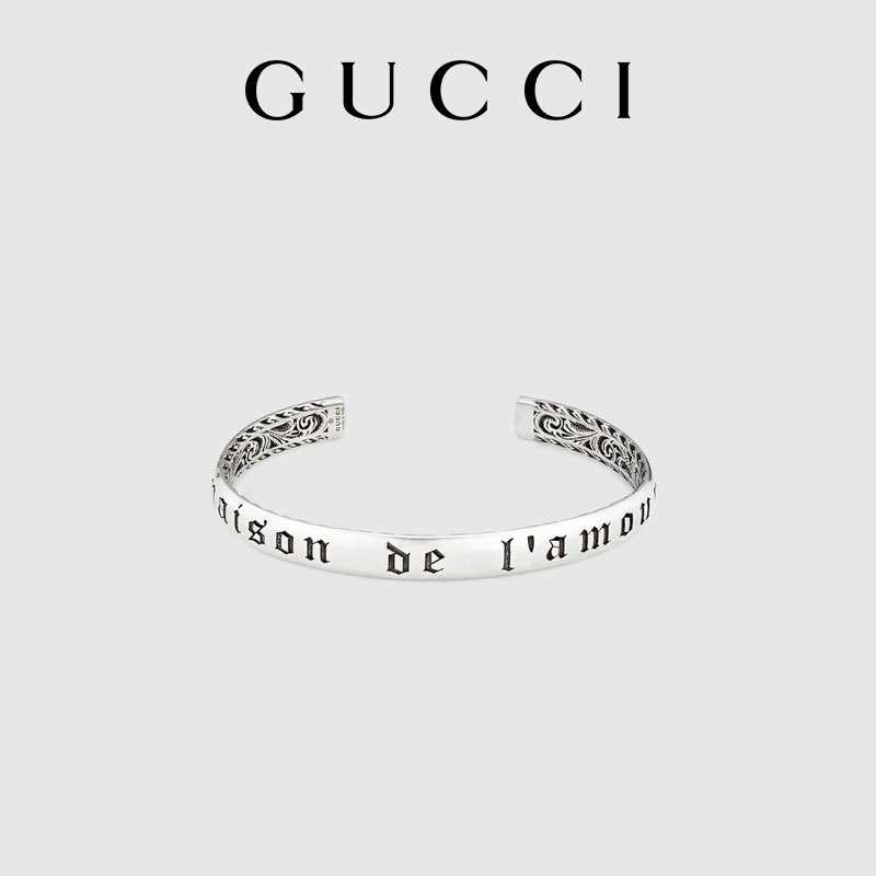 dingdang_znn's tweet photo. After a year, I finally saw you wearing this gift. I'm glad to see you wearing it.🥰🥰🥰
@CwrNew 
#ZeeNuew 
#NuNew https://t.co/FWdK919mNd