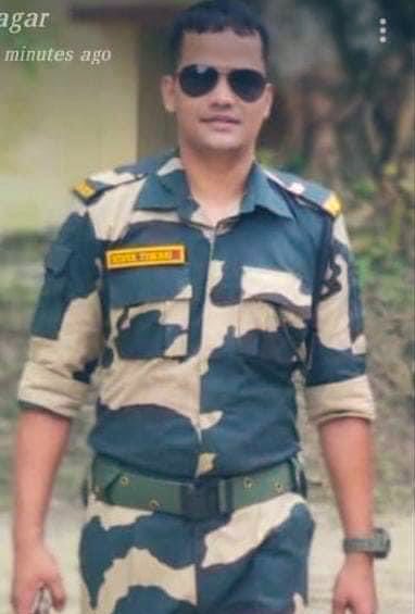 priority_n's tweet photo. Shining example of sacrifice and duty unto death he has set.
Homage to the gallant Hero
CONSTABLE VIVEK TIWARI
#159Bn of @BSF_India
On his Balidan Diwas today.
#OnThisDay Dec 10,2022 he has immortalized himself while serving the Nation at Malda in #WestBengal
#KnowYourHeroes https://t.co/wdlAdBk0VH