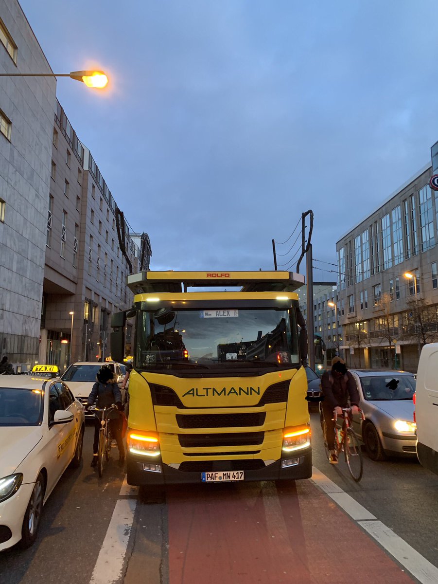 Kannste so machen, Alex, ist dann halt scheiße. 😤 Dein Arbeitgeber freut sich demnächst über Post von <a href="/Stadt_FFM/">Frankfurt am Main</a>. | #Verkehrssicherheit <a href="/weg_li/">weg.li goes bsky</a> #Frankfurt #FFM #Radfahren #Radverkehr