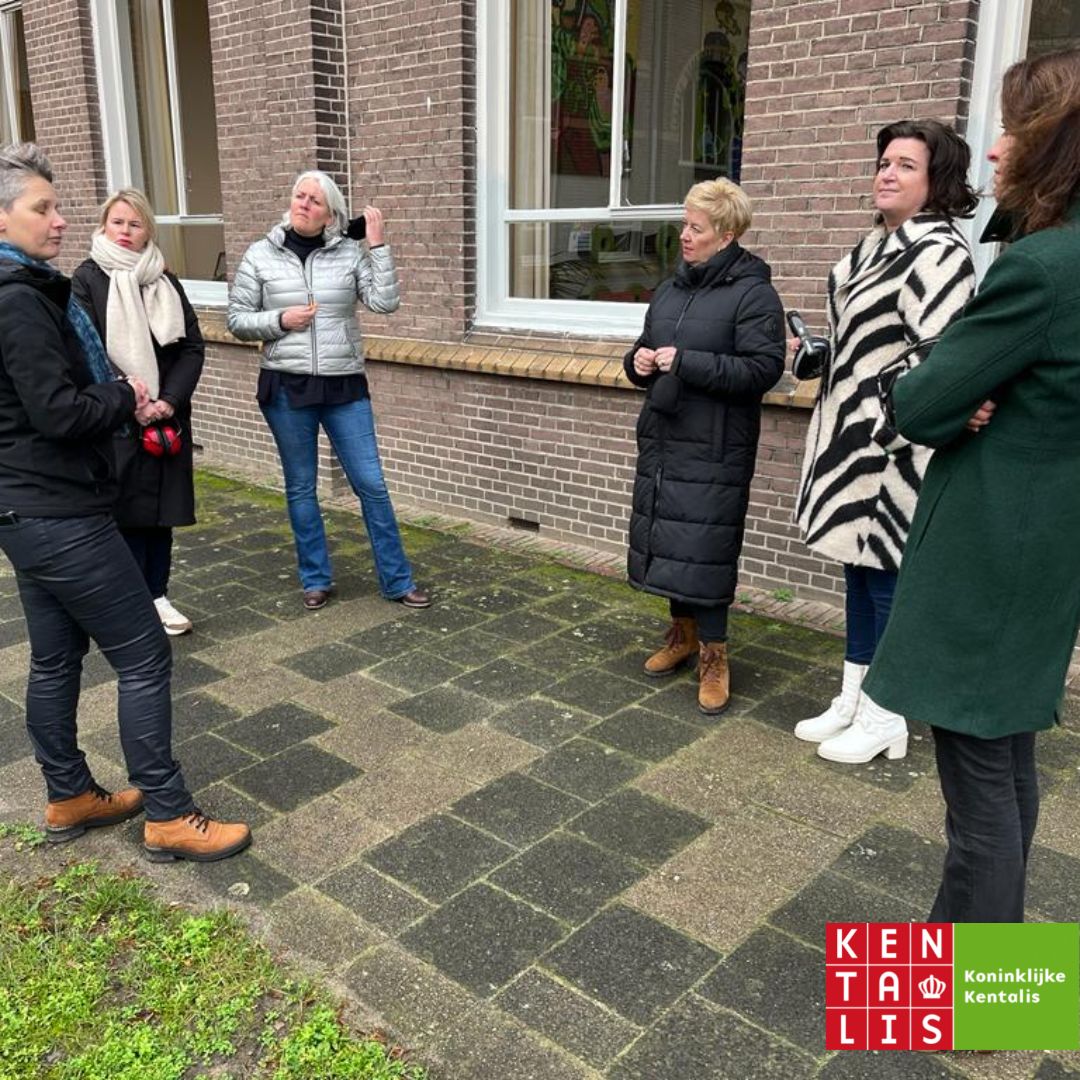 kentalis's tweet photo. Een groep medewerkers is ondergedompeld in de wereld van onze cliënten. Zelf ervaren hoe het is om #doofblind te zijn, dan weet je als medewerker nóg beter voor wie je het allemaal doet. 💪#werkenbijkentalis #expertise https://t.co/iqxbIyWMMY