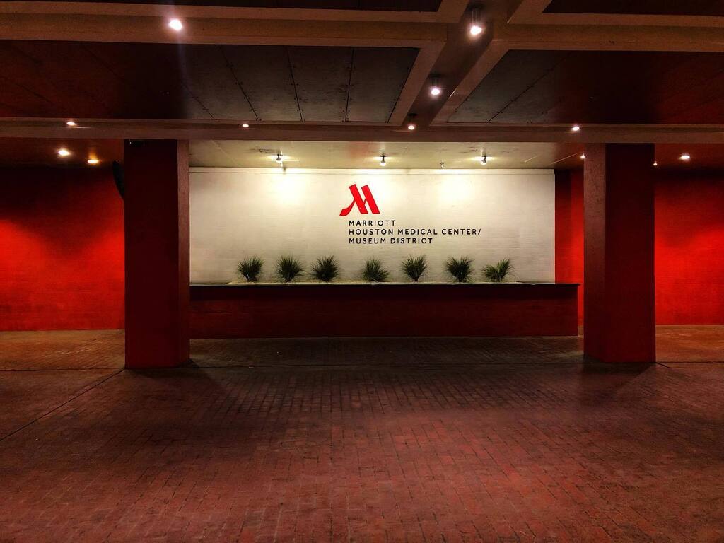 sstreuly's tweet photo. @ the Marriott 

#suesurgery #houston #stressingout https://t.co/BxcolM0GON https://t.co/juV2Oui3gp