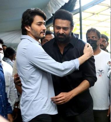 Prabhas_Anwar2's tweet photo. Prabhas ki Mahesh babu ki valla father's poina badha lo unnaru babu ki darling ki fans thappa evaru leru pics chosthunte vala bonding ento artham aypotunde maname support ga undali pls stop trolls be positive 🙏
#Prabhas #MaheshBabu ♥️ https://t.co/qEyW6SBrf8
