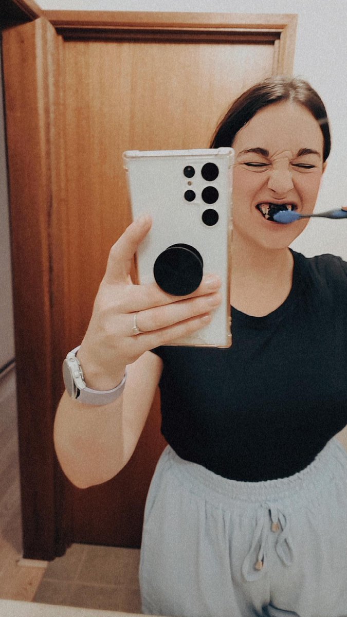 CaseJen_'s tweet image. Making my smile a bit brighter 😁 

#carboncoco #smile #charcoal #therealme