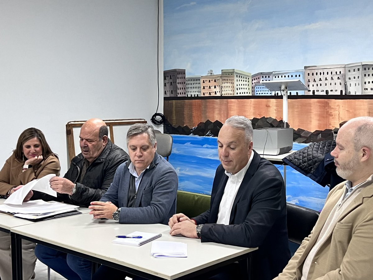 psoecadiz's tweet photo. 🌹 El secretario general, @JCRuizBoix, junto con el portavoz socialista de Cádiz, @OscarTorresCFS y la parlamentaria andaluza, @Irene_Garcia_M, acompañados de @jr0rtega se reúnen con la Asociación de Vecinos María Auxiliadora de la ciudad de Cádiz. https://t.co/tSn8Nu0Chl